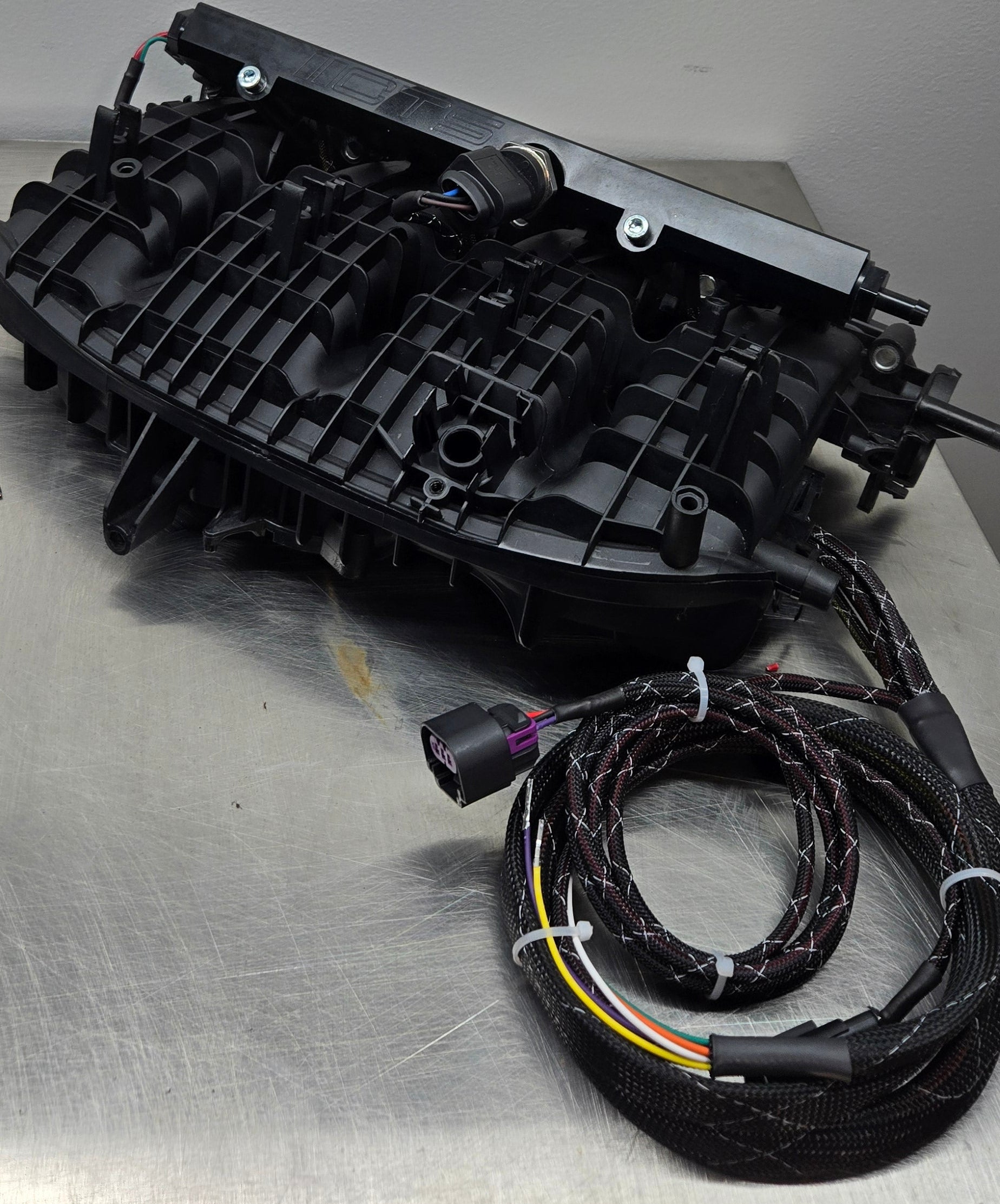 Mechanical component with wiring on a metallic surface