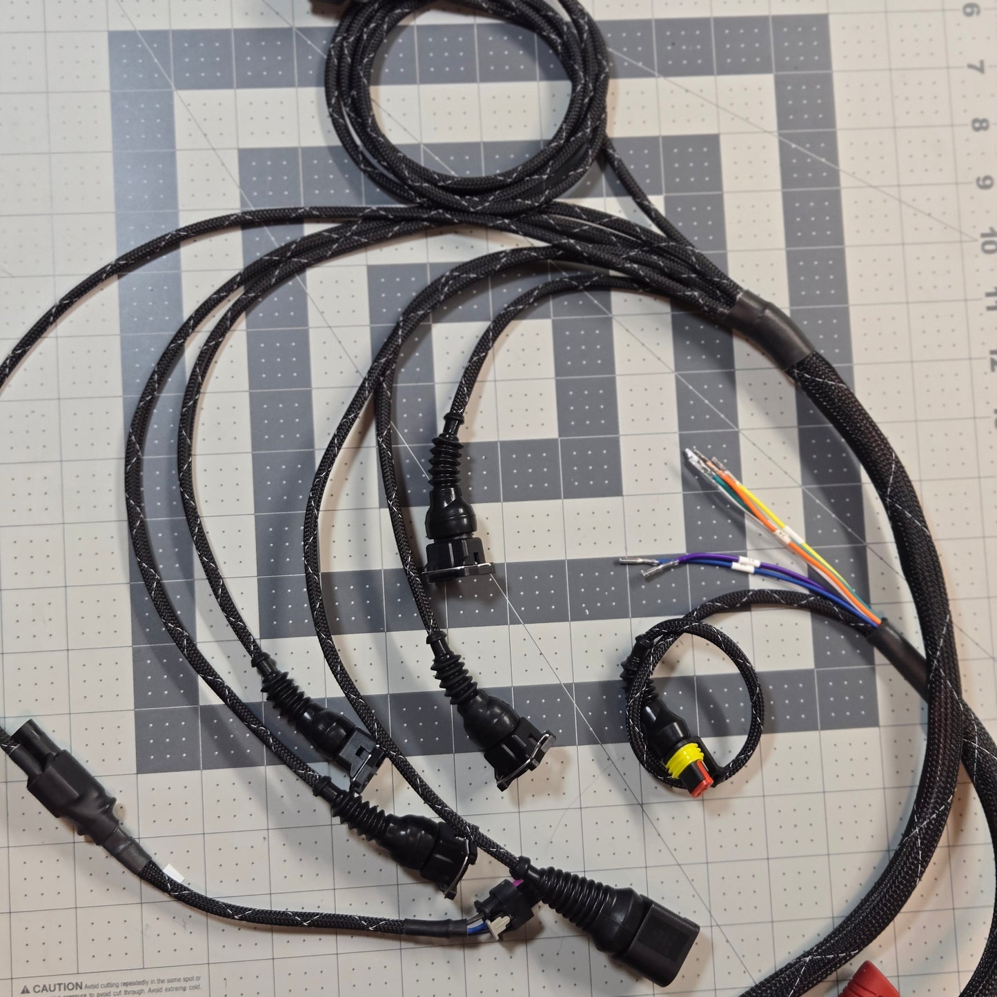 Wires with connectors on a grid-patterned surface
